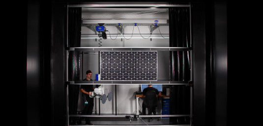 Unter anderem mit einem Flash Test wird die tatsächliche Leistung eines Solarmoduls bestimmt.