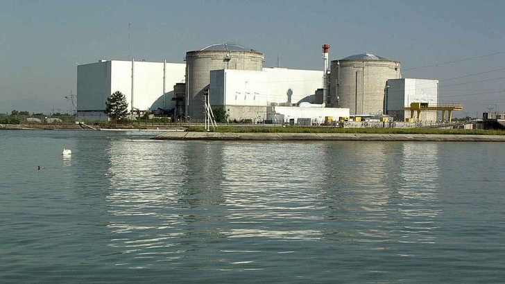 Das französische Kernkraftwerk Fessenheim am Rheinseitenkanal soll Ende 2016 stillgelegt werden. - © Florival fr
