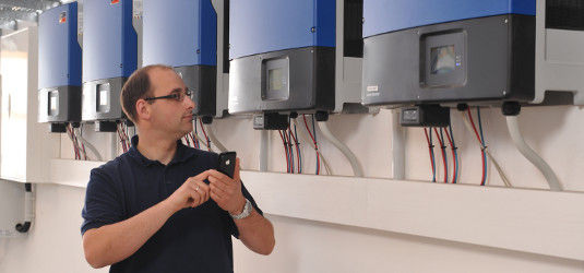 Die dreiphasigen Wechselrichter speisen den Solarstrom ins Netz ein. Dabei können sie auch Blindleistung bereitstellen, wenn sie dafür ausgelegt sind.