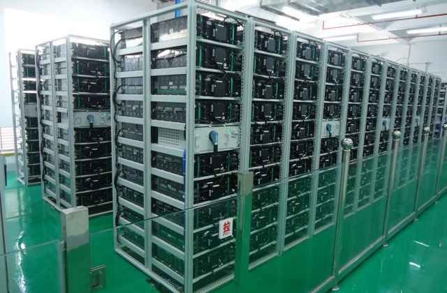 Blick von Innen: Der Speicher steht auf dem Werksgelände von BYD bei Hongkong. - © BYD
 Blick von Innen: Der Speicher steht auf dem Werksgelände von BYD bei Hongkong.