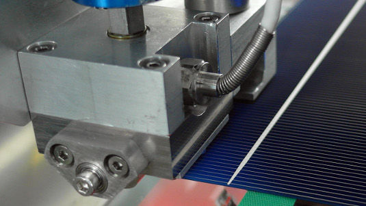 Durch hauchdünne Öffnungen wird das Material zur Metallisierung auf die Oberfläche der Solarzelle gedrückt. Das spart Zeit und Material und steigert den Wirkungsgrad.