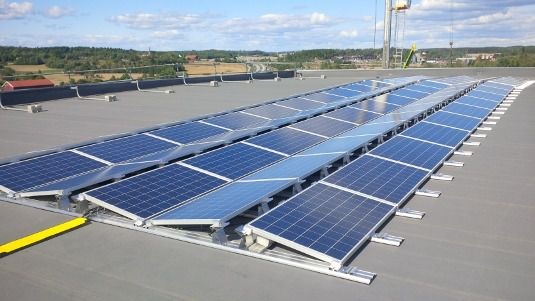 Auf dem Dach des Logistikzentrums in Vestby ist noch genügend Platz, um die Anlagenleistung zu verzehnfachen. - © IBC Solar
