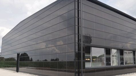 Die Module geben der Fassade die Optik einer Glasfassade. Dass sie zusätzlich Strom produziert, fällt nicht auf. - © Calyxo
 Die Module geben der Fassade die Optik einer Glasfassade. Dass sie zusätzlich Strom produziert, fällt nicht auf.