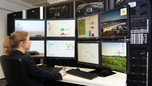 Das zentrale Element von virtuellen Kraftwerken ist die Steuerung der Erzeugungsanlagen und des Verbrauchs. Das Projekt Kombikraftwerk 2 hat sich eingehend mit der Netzstabilität und der rein erneuerbaren Energieversorgung beschäftigt.