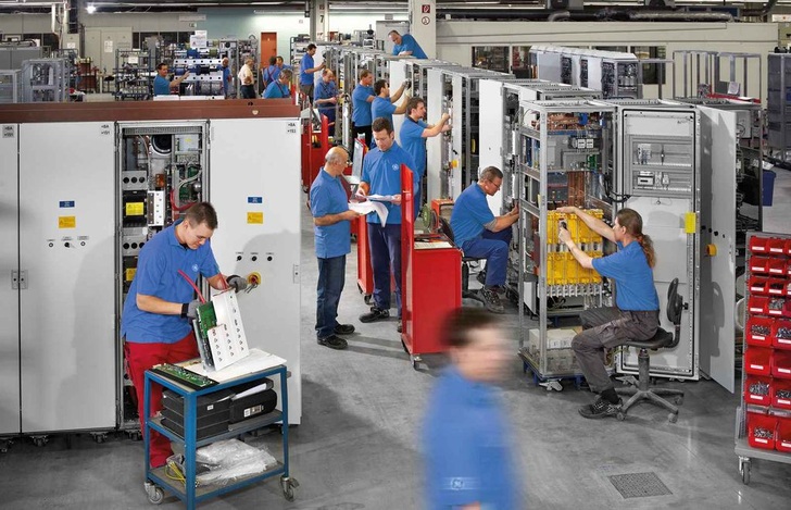 Fertigung großer Zentralwechselrichter bei GE Power Conversion in Berlin. Anders bei der Montage von Stringwechselrichtern dominiert die Handarbeit.