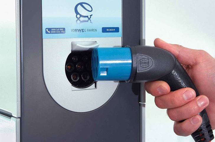 Eine neue Stromladesäule steht an der Raststätte Beverbach. - © RWE Effizienz
 Eine neue Stromladesäule steht an der Raststätte Beverbach.