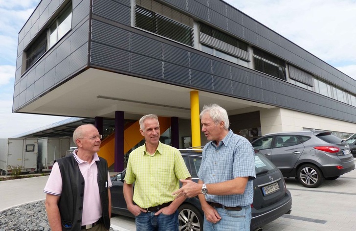 Web_Enfa_01.jpg: Friedhelm Widmann (Bildmitte) beim Plausch mit Mietern seines Firmengebäudes. Das Konzept hat sich von der ersten Stunde an bewährt.