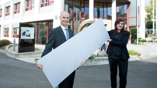 In strahlendem weiß erscheint das Solarmodul der Schweizer. Die Farbe basiert auf einem optischen Effekt. - © CSEM
