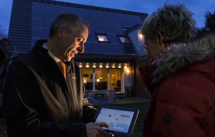 Obwohl die Solaranlage nachts keinen Strom ins Netz speist, verursacht sie Ärger. Oder sind es die Stromkonzerne, die den Ärger erzeugen? - © Foto: RWE/Ralph Lueger
