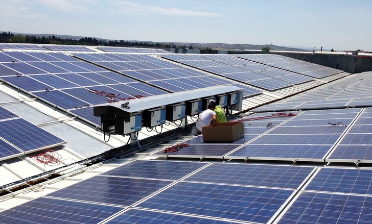 Web_Tuerkei_01_Q3.jpg: Dieser Dachgenerator hat ein Megawatt Leistung. Er wurde von Q3 Energieelektronik und türkischen Partnern in Izmir errichtet.