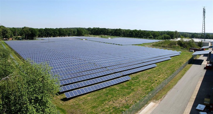 Die Freiflächenanlage produziert rund 1,8 Gigawattstunden pro Jahr. - © IBC Solar
