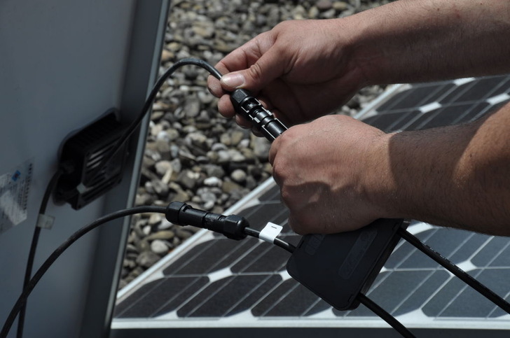 Nicht nur beim Neubau von Anlagen kann die Sunsniffer-Technologie zum Einsatz kommen. Auch in ältere Anlagen lässt sie sich integrieren. Dafür werden die notwendigen Retrofitdosen zwischen die Anschlussdosen der Module gesteckt.