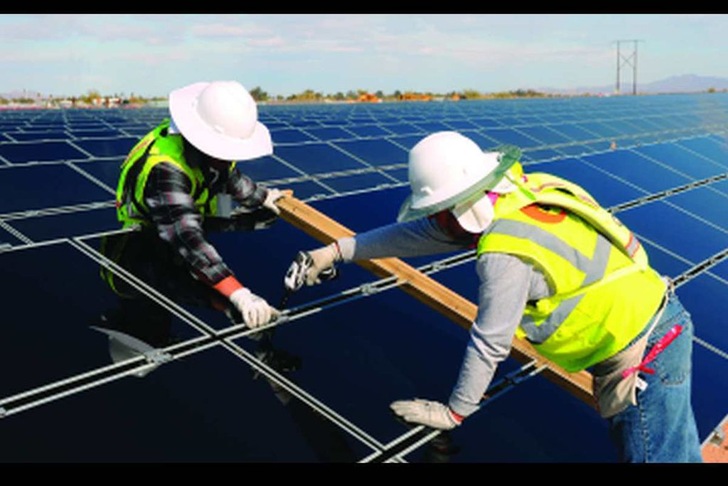 Auch Solarteure könnten von Hautkrebs betroffen sein. Es hilft eine Schutzkleidung.