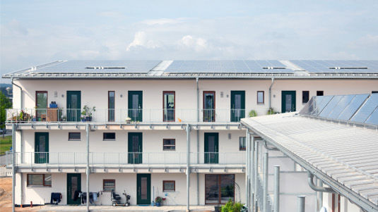 Die Anlagen auf dem Dach leisten fast 98 Kilowatt. Sie versorgen die Mieter, eine Wärmepumpe sowie Elektroautos mit Strom. - © Herbert Stolz/NaBau e.G.

