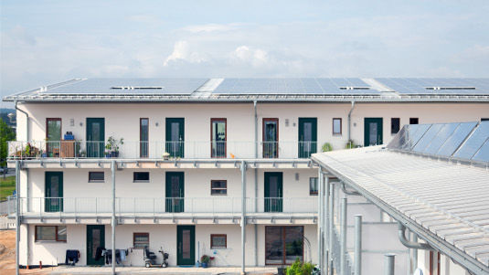 Die Anlagen auf dem Dach leisten fast 98 Kilowatt. Sie versorgen die Mieter, eine Wärmepumpe sowie Elektroautos mit Strom.