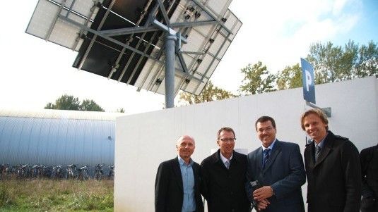 Die Forschungsanlage in Friedrichshafen besteht aus zwei Teilen. Einer davon ist der nachgeführte Generator. Er steht auf einem extra dafür errichteten Gebäude. - © DHBW Ravensburg
 Die Forschungsanlage in Friedrichshafen besteht aus zwei Teilen. Einer davon ist der nachgeführte Generator. Er steht auf einem extra dafür errichteten Gebäude.