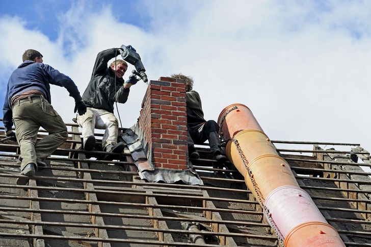 Abbau eines Schornsteins auf einem Wohnhaus in NRW. Er wird künftig nicht mehr benötigt.