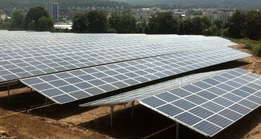 Anlagen auf Konversionsflächen haben den Vorteil, dass sie in der Nähe des Verbrauchers stehen. Diese können den Strom dann direkt verbrauchen, ohne dass er noch über weite Strecken transportiert werden muss. - © IBC Solar
