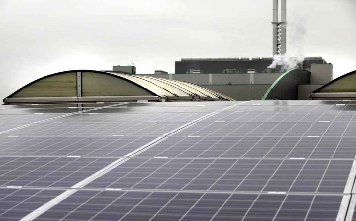 Seit Anfang Oktober arbeitet die Anlage auf dem Dach einer Lagerhalle des Versorgers in Köln. - © Rheinenergie
 Seit Anfang Oktober arbeitet die Anlage auf dem Dach einer Lagerhalle des Versorgers in Köln.