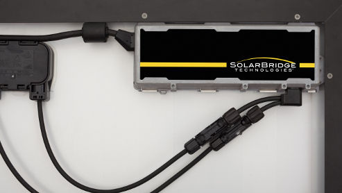 Die Mikrowechselrichter werden direkt auf der Rückseite jedes Moduls angeschraubt. Damit spart sich der Installateur die Auslegung von einzelnen Strings. Die Module beeinflussen sich nicht gegenseitig aufgrund von Verschattungen oder Beschädigungen.