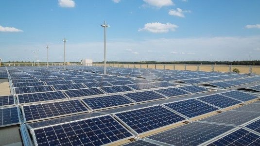 Den Strom aus der Photovoltaikanlage nutz Q-Cells unter anderem in der Produktion. Damit verbessert das Unternehmen die Ökobilanz seiner eigenen Module.