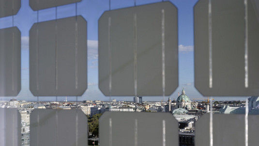 Um den Mitarbeitern nicht den Blick über die österreichische Hauptstadt zu verwehren, wurden die Fenster mit semitransparenten Modulen ausgestattet.