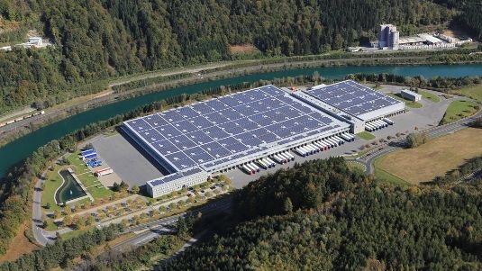 Der Generator auf den Dach des Kärntener Logistikzentrums ist die derzeit größte Anlage dieser Art in Österreich. - © Hofer
