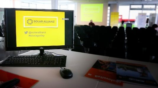 Auf dem Storageday informieren die Anbieter von Stromspeichern die Installteure über die Möglichkeiten der Einbindung in Photovoltaikanlagen. - © Solar Allianz
