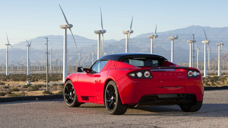 Der Elektrosportwagen fährt am umweltfreundlichsten mit Ökostrom. - © Tesla Motors

