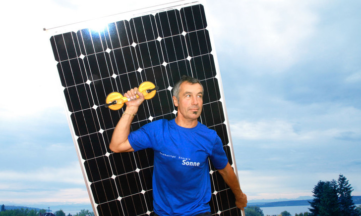 Ein Solarteur bei er Arbeit. - © BSW Solar
