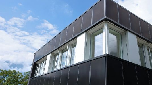Die neue Photovoltaikfassade am Bürogebäude des Dämmstoffherstellers Flumroc liefert immerhin 41 Prozent des Stroms für das Gebäude. - © Solaragentur Schweiz
