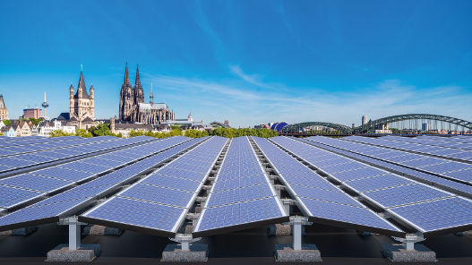 Der Ertrag pro Modul ist bei Anlagen mit Ost-West-Ausrichtung zwar niedriger. Doch da mehr Module auf die gleiche Fläche passen, übersteigt der Ertrag einer Ost-West-Anlage den eines südausgerichteten Generators.