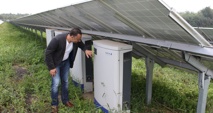 Lars Gottschling von Solar Direct erläutert die Planung und Installation des neuen Solarparks. - © Heiko Schwarzburger

