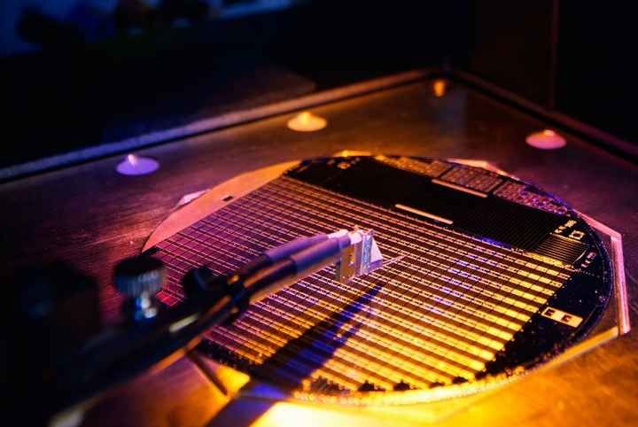 Neue Weltrekordsolarzelle auf einem 100 Millimeter großen Wafer mit ungefähr 500 Konzentratorzellen.