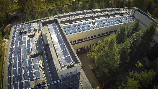 Um die Dachfläche möglichst optimal auszunutzen, haben die Monteure einen Teil des Generators in Ost-West-Ausrichtung installiert. - © IBC Solar
