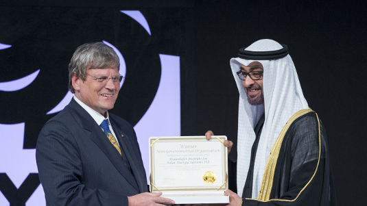 Im Januar dieses Jahres hat das Fraunhofer ISE den rennomierten Zayed Future Energy Prize gewonnen. Institutsleiter Eicke Weber nimmt den Preis aus den Händen des Scheichs Mohammed Bin Zayed Al Nahyan, Kronprinz von Abu Dhabi, entgegen.