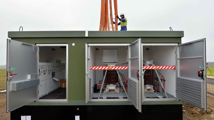 Der rund 40 Tonnen schwere Container steht in der Nähe des Ortes Nattenheim. Künftig soll er Spannungsschwankungen ausgleichen. - © Westnetz
 Der rund 40 Tonnen schwere Container steht in der Nähe des Ortes Nattenheim. Künftig soll er Spannungsschwankungen ausgleichen.