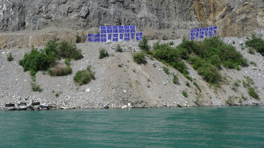Mit ihrer Testanlage wollen die Züricher Forscher den Einfluss der Reflexionen des Wasserspiegels auf den Ertrag der Photovoltaikanlage messen. Zur Anlage gehört noch ein Container mit entsprechenden Messeinrichtungen.