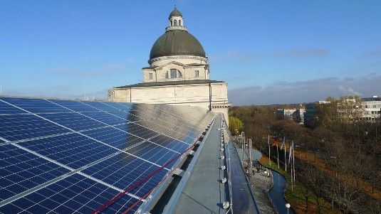 Eines der Vorzeigeprojekte der Solarinitiative München ist die Anlage auf der denkmalgeschützten bayerischen Staatskanzlei.
