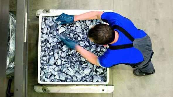 Das Silizium wird in eine beschichtete Kokille aus Quarzgut gegeben. - © Solarworld
 Das Silizium wird in eine beschichtete Kokille aus Quarzgut gegeben.