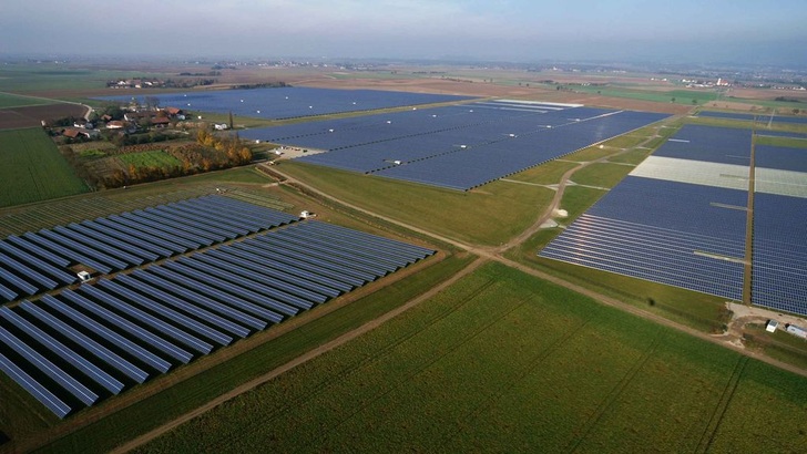 Der Solarpark Gänsdorf verfügt über eine Leistung von 54,5 Megawatt. Auch er steht auf Krinner-Fundamenten. - © Krinner Schraubfundamente
