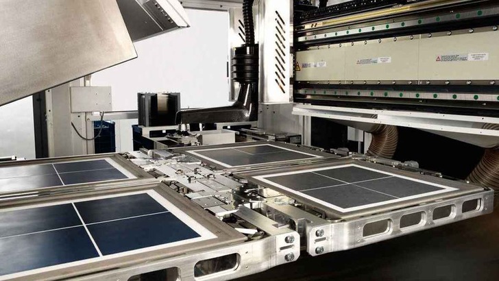 Das Unternehmen aus Reutlingen baut auch Produktionsmaschinen für Photovoltaikmodule. - © Manz
