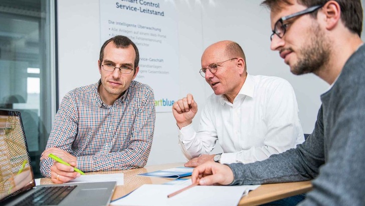 Diskussion erlaubt: Smartblue-Chef Günter Seel (Mitte) in einer Besprechung mit zwei Mitarbeitern.