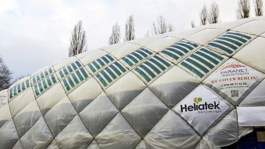 Insgesamt 50 Quadratmeter der Oberfläche der Traglufthalle hat Heliatek mit den Solarfolien bestückt. - © Heliatek

