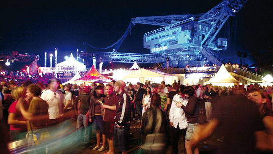 In Ferropolis - der Stadt aus Eisen - werden in Zukunft alte und neue Energien zusammentreffen. Dei Veranstaltungen zwischen den ausgedienten Braunkohleförderanlagen werden dann mit erneuerbaren Energien aus der Region betrieben.