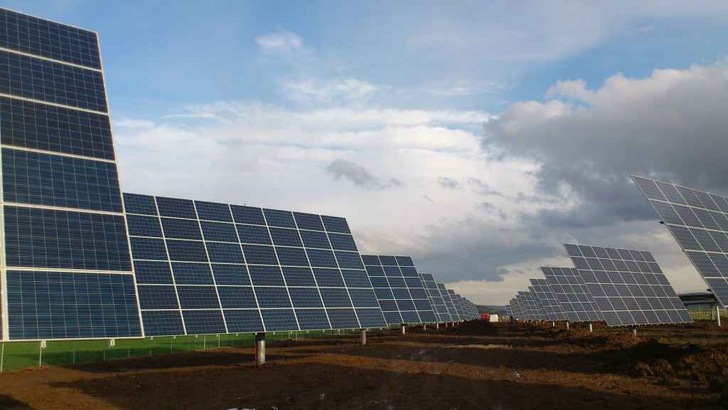 Ein Solarpark mit Nachführsystem. - © Degerenergie
