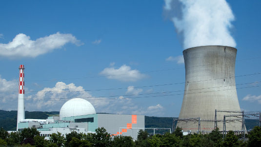 Das Kernkraftwerk Leibstadt ist idyllisch gelegen und seit 1984 am Netz. Ob es sich zur tickenden Zeitbombe entwickelt, hängt jetzt davon ab, ob der Betreiber die Wartung des Reaktors ernster nimmt. - © Navi112/wikimedia
