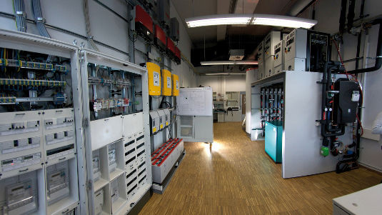 Hier im Smart Energy Lab testen die Freiburger Forscher die Hybridspeicher, ein Zusammenschluss von Strom- und Wärmespeichern in einem System. Dei KOmponenten steuern sich selbst und kommunizieren auf dem kleinen Dienstweg.