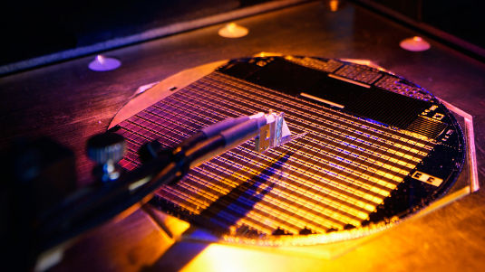 Zusammen mit Forschern des Fraunhofer ISE hat Soitec eine Mehrfachsolarzelle mit einer Effizienz von 46 Prozent entwickelt. Sie war im Dezember des vergangenen Jahres fertig.