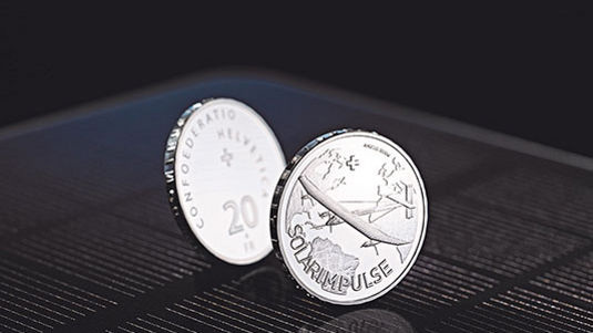 Mit der Sondermünze ehrt Swissmint die Leistungen der Flug- und Solarpioniere Bertrad Picard und André Borschberg. - © Swissmint
 Mit der Sondermünze ehrt Swissmint die Leistungen der Flug- und Solarpioniere Bertrad Picard und André Borschberg.
